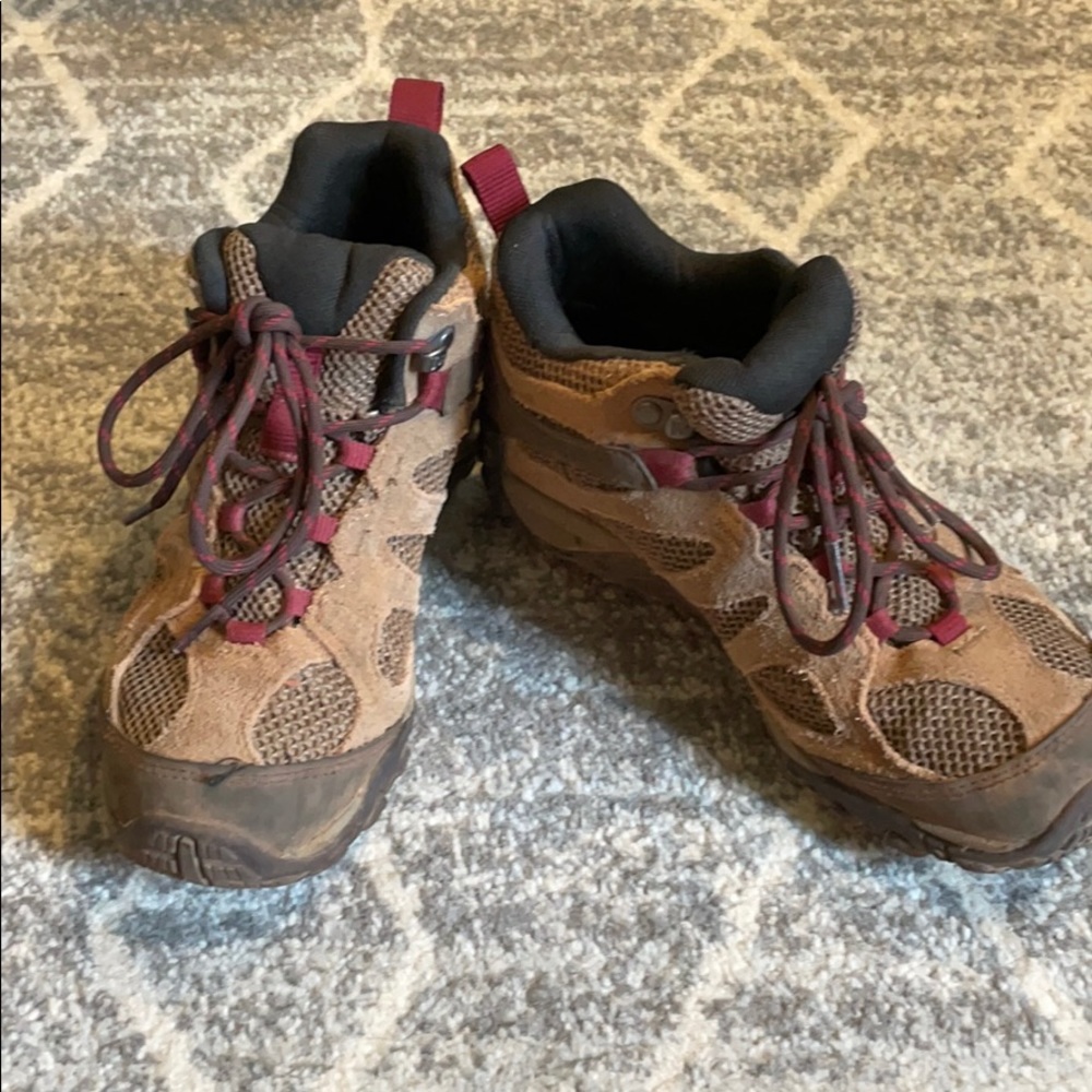 Women’s Mid waterproof hiking boot.
